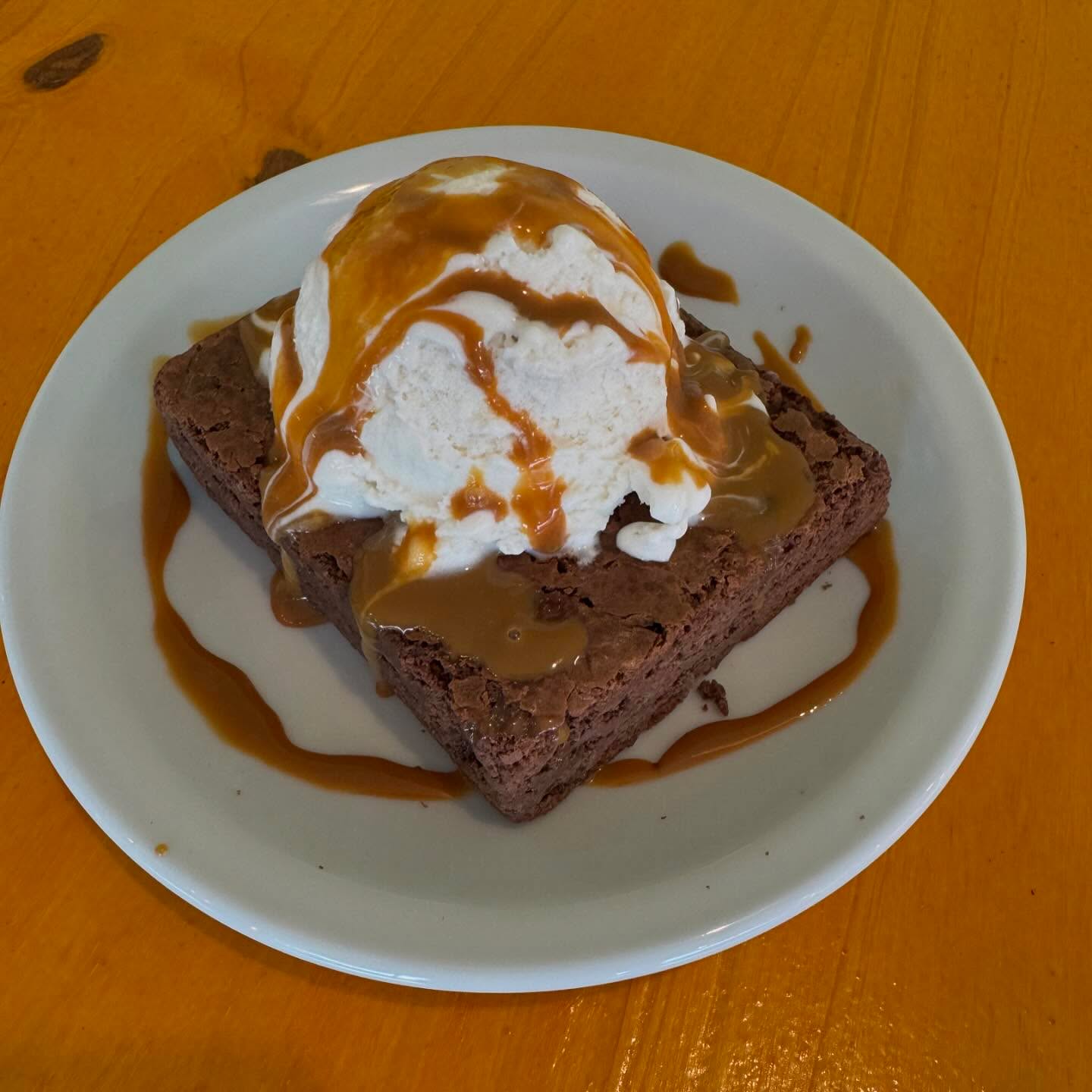 Banana split casero con merengues y dulce de leche