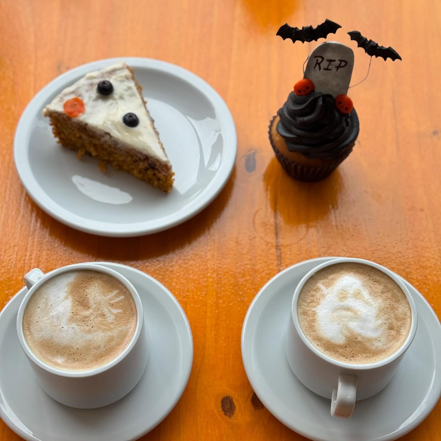 Tortas caseras y cappuccinos con latte art en Salvatto Coffee