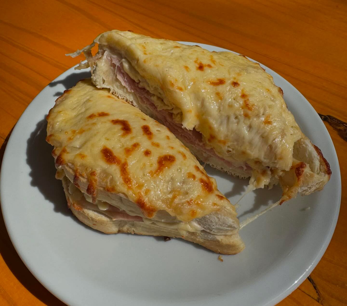 Tostado gratinado de jamón y queso